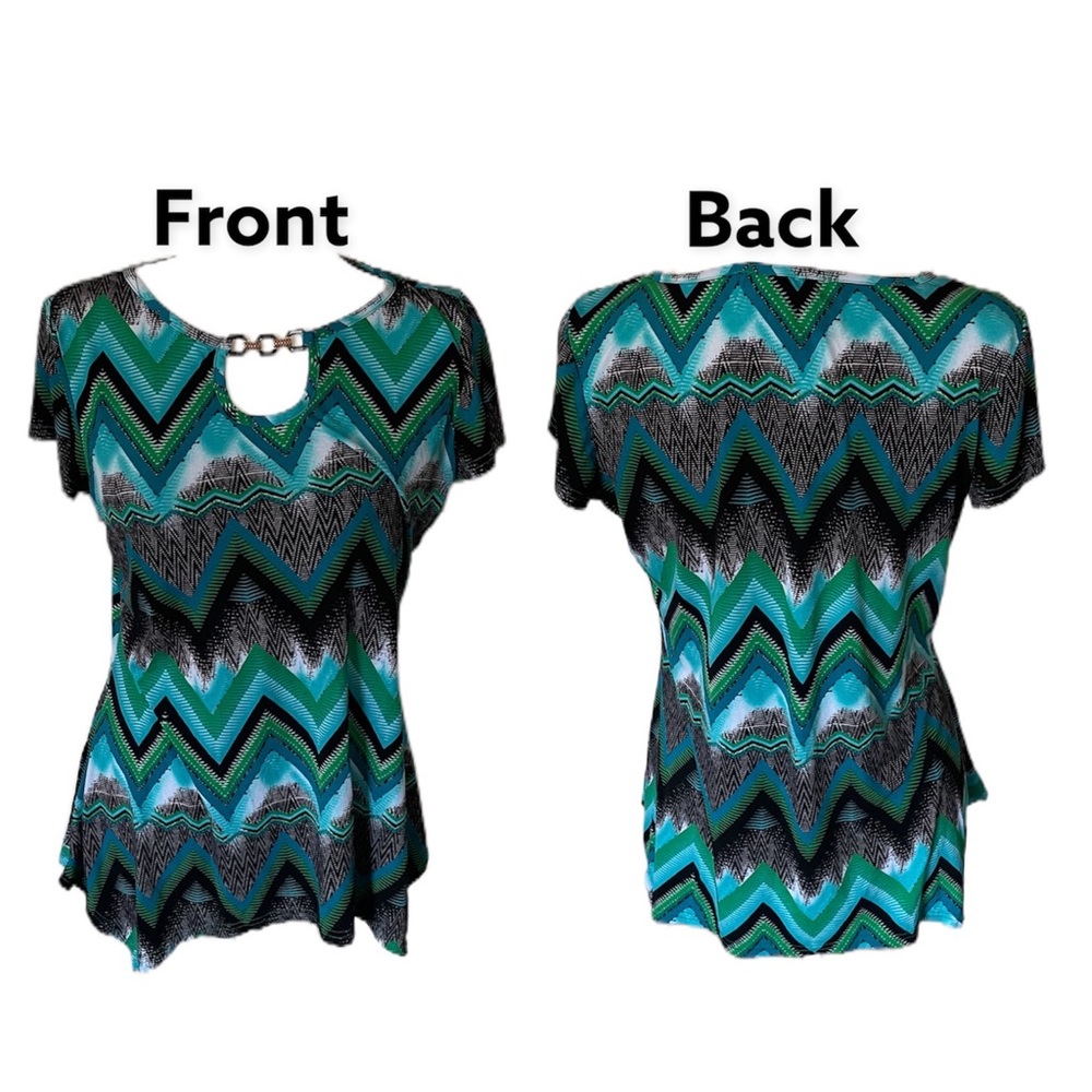 Carolyn Taylor Top Women’s size M Short Sleeve Pixie Hem Geometric Print